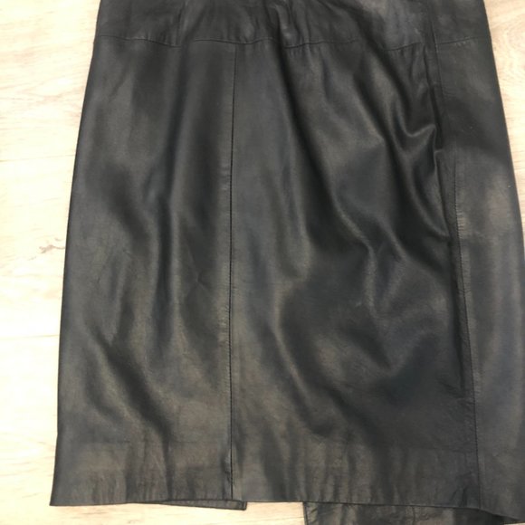Asymmetrical, leather zippered skirt - Picture 2 of 3